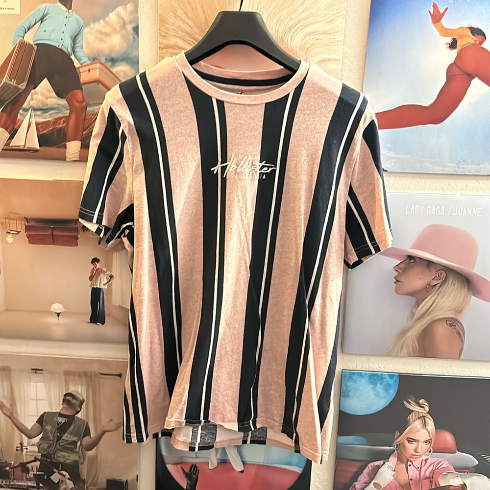 Hollister T-shirt w/ logo